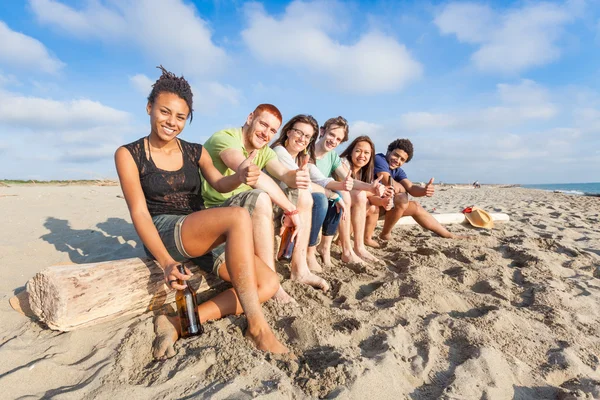 Multiracial grupp vänner på stranden — Stockfoto