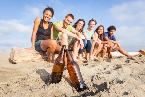 Multiraciale groep vrienden op strand — Stockfoto