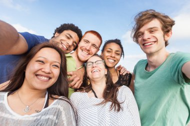Çok ırklı grup arkadaşıyla kumsalda Selfie alarak