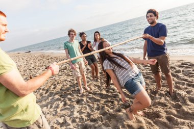 arkadaşlar kumsalda Limbo dansı