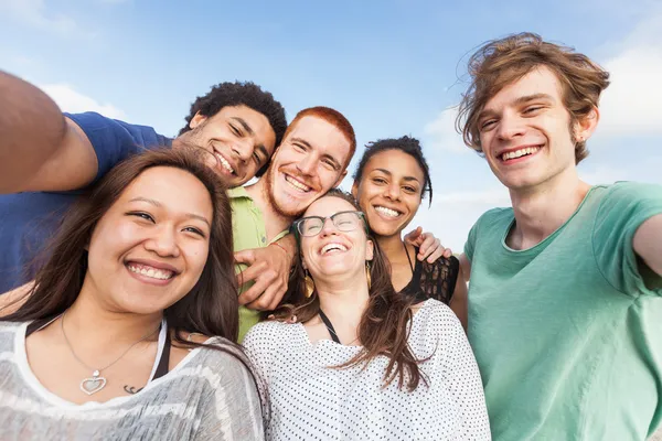 Multiracial grupp av vänner med Selfie på stranden — Stockfoto