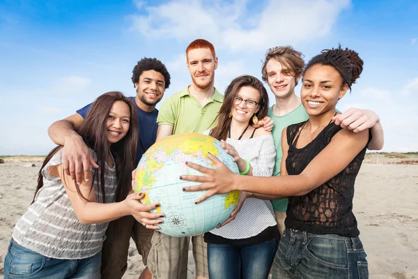 多种族群好友一起世界地球仪地图 — 图库照片