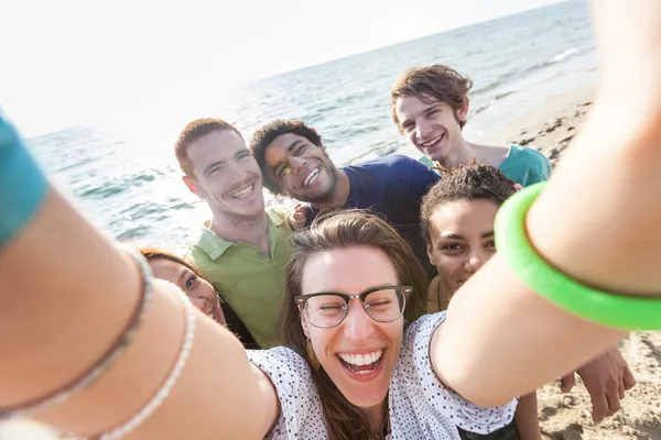 Többnemzetiségű csoport meg, figyelembe véve a Selfie strandon — Stock Fotó