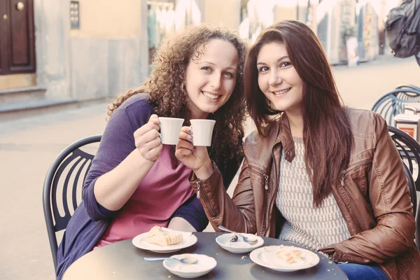 Meisjes met Italiaanse traditioneel ontbijt bij bar — Stockfoto
