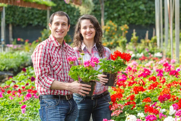 Jóvenes jardineros que trabajan en la guardería — Foto de Stock