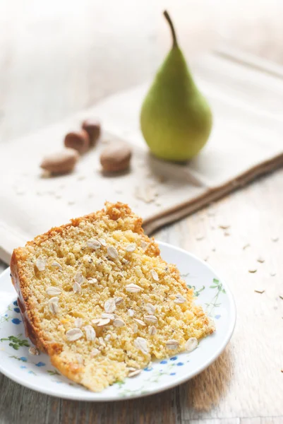 Vanillekuchen mit Ruder und Birne — Stockfoto