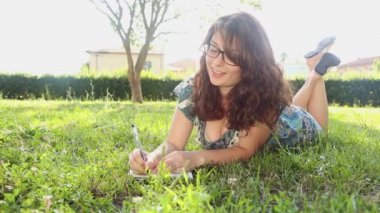 kadın bahçede günlüğüne yazma