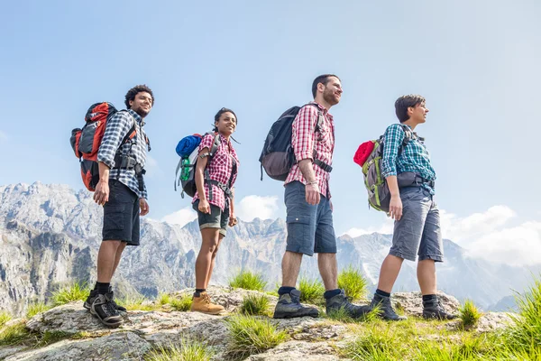 People Hiking at Top of Mountain — Stock Photo, Image