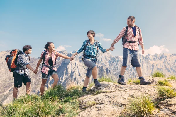 Gente Senderismo en la cima de la montaña —  Fotos de Stock