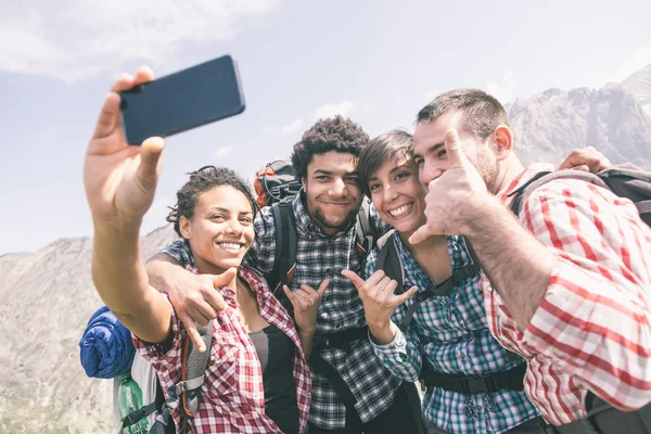 Amigos tomando Selfie no topo da montanha — Fotografia de Stock
