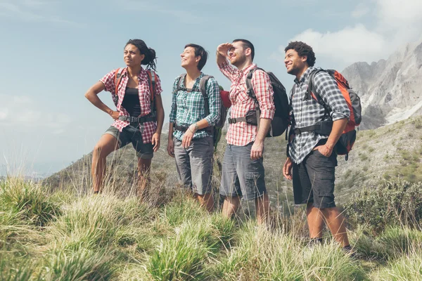 People Hiking at Top of Mountain — Stock Photo, Image
