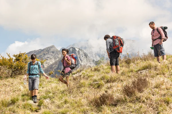 Gente Senderismo en la cima de la montaña —  Fotos de Stock