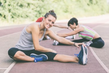 Bir grup insan esneme egzersizleri yapıyor.
