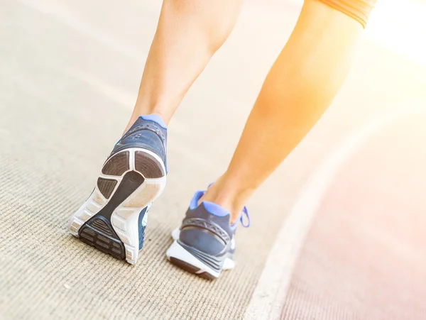 Mujer lista para correr en carril de pista — Foto de Stock