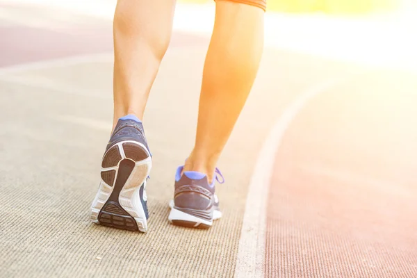 Mujer lista para correr en carril de pista — Foto de Stock