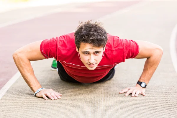 Mladý muž dělá push-up cvičení — Stock fotografie