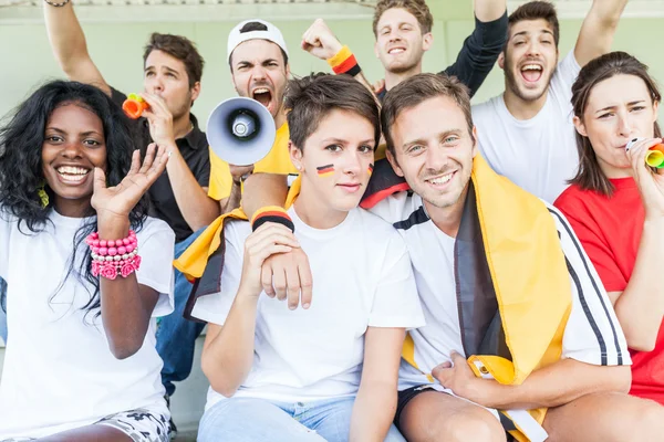 Deutsche Fans im Stadion — Stockfoto