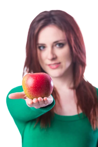 Belle fille rousse avec pomme rouge — Photo