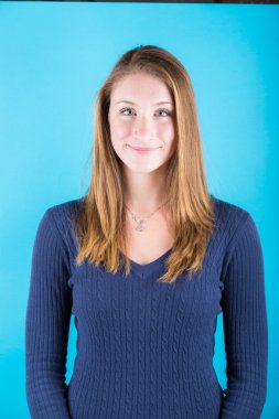 diş teli ile güzel kız