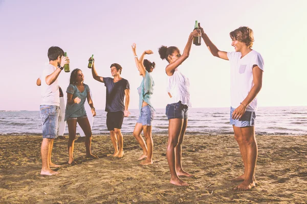 Grupo de Amigos Celebrando una Fiesta en la Playa — Foto de Stock