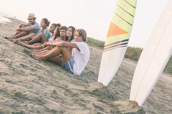 Grupo de amigos en la playa — Foto de Stock