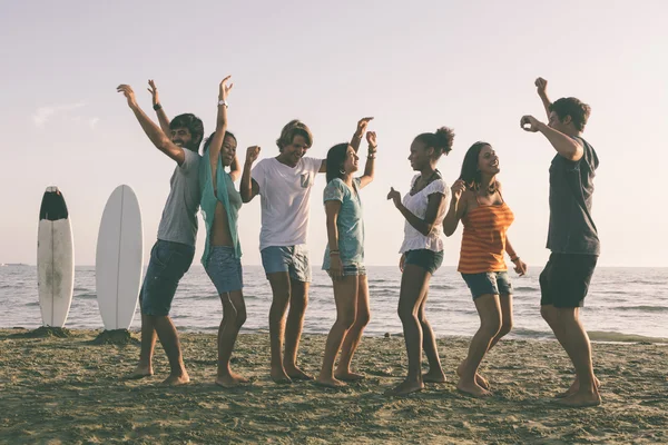 Grupo de Amigos Celebrando una Fiesta en la Playa —  Fotos de Stock