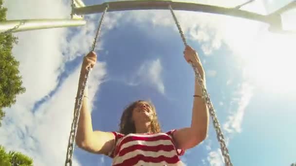 Mujer divirtiéndose en swing — Vídeo de stock