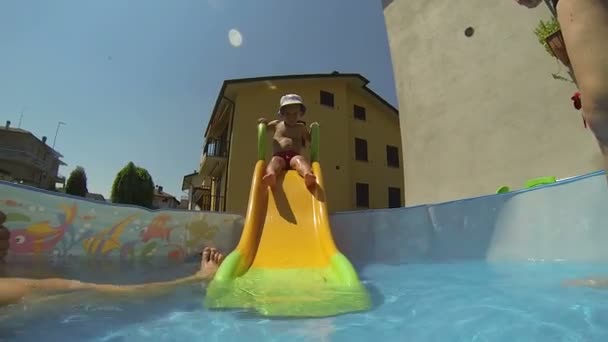 Ragazzo in Piccola Piscina — Video Stock