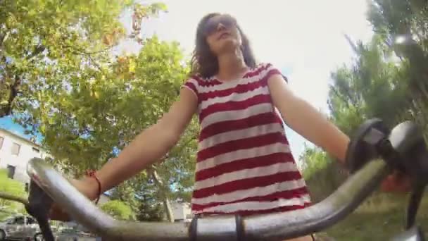 Junge Frau mit Fahrrad unterwegs — Stockvideo