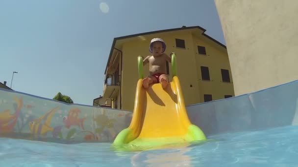 Niño en una pequeña piscina — Vídeo de stock