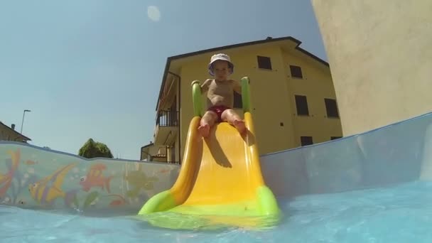 Niño en una pequeña piscina — Vídeos de Stock