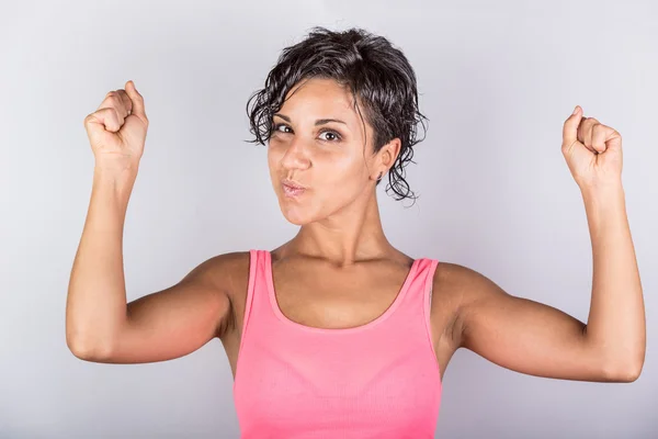 Divertente giovane donna mostrando muscoli — Foto Stock