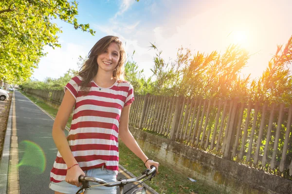 Mujer joven que va en bicicleta, desplazamientos sostenibles — Foto de Stock