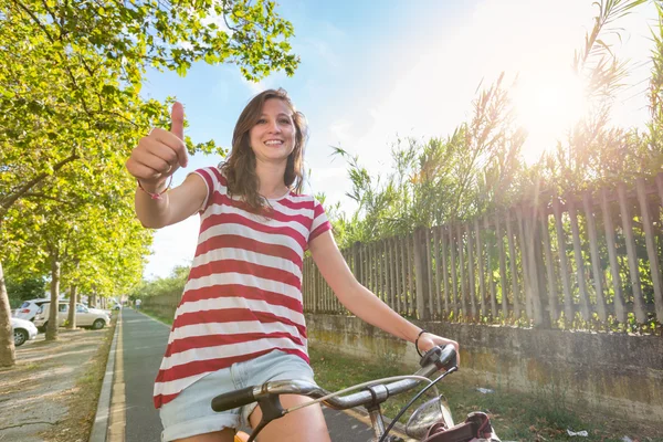 Genç kadın bisikletle sürdürülebilir commuting — Stok fotoğraf