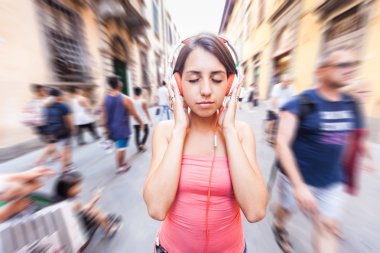 güzel bir genç kadın şehirde müzik dinleme
