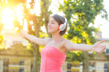 Park müzik dinlerken kulaklık ile kaygısız kız