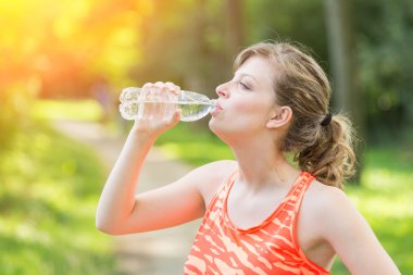 güzel bir genç kadın içme suyu sonra fitness egzersizleri