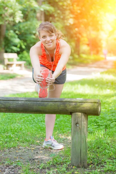 Schöne junge Frau macht Dehnübungen — Stockfoto