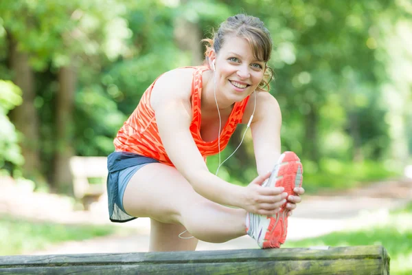 Vacker ung kvinna göra stretchingövningar — Stockfoto