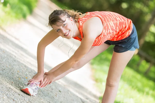 Belle jeune femme faisant des exercices d'étirement — Photo