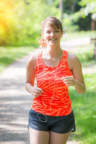 Belle jeune femme jogging au parc — Photo