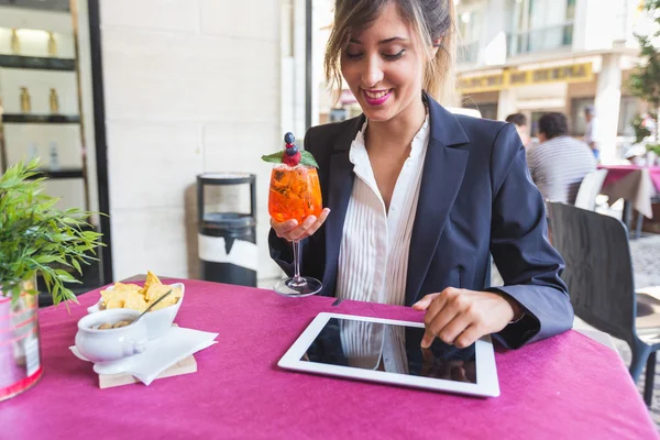 Jonge zakenvrouw hebben een pauze op bar — Stockfoto