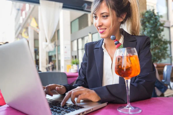 Junge Geschäftsfrau mit Laptop in der Pause — Stockfoto