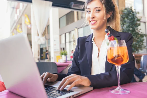 Joven empresaria con portátil durante un descanso — Foto de Stock