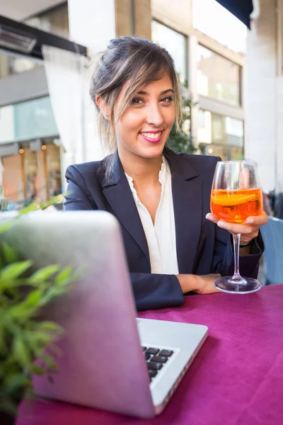 Jovem empresária com laptop durante uma pausa — Fotografia de Stock