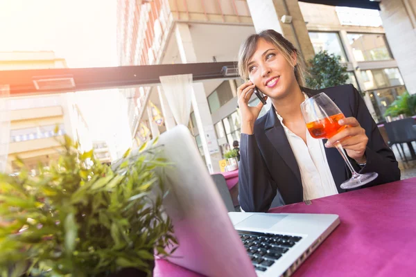 Jeune femme d'affaires avec ordinateur portable pendant une pause — Photo