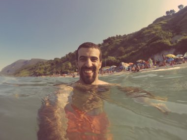 selfie su alarak genç adam