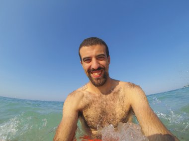 selfie su alarak genç adam