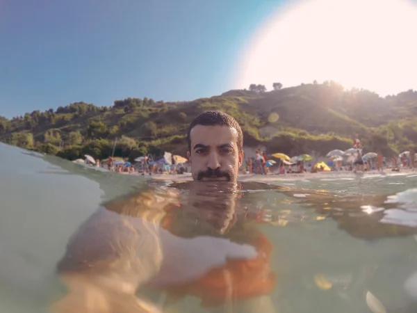 Junger Mann macht Selfie im Wasser — Stockfoto