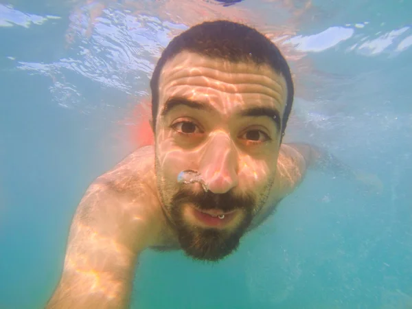 Mladý muž s selfie ve vodě — Stock fotografie